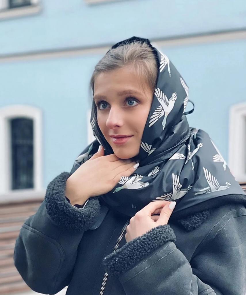  Тепло ли тебе, девица? : Лизу Арзамасову в платочке сравнили с Настенькой из  Морозко  (новое фото)