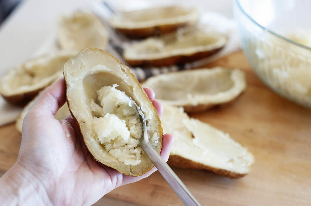Запеченный фаршированный картофель с сыром и беконом пошаговый рецепт с фото