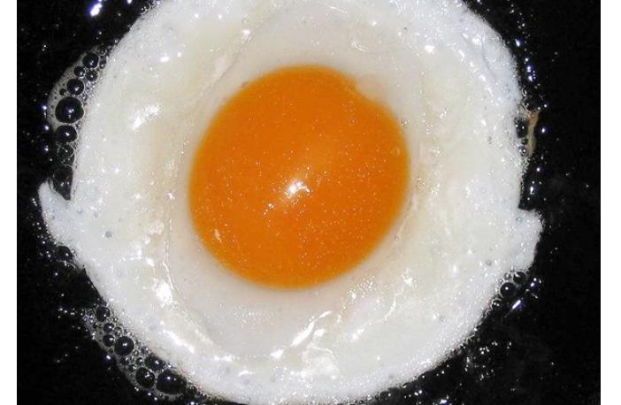 Если вылить яйцо в сковороду из кружки и добавить в масло соль, получится идеальная яичница