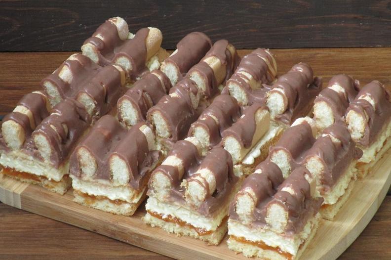 Если хочу удивить гостей, ставлю на стол бисквитный тортик  Верблюжий горбик : интересный на вид и очень вкусный десерт