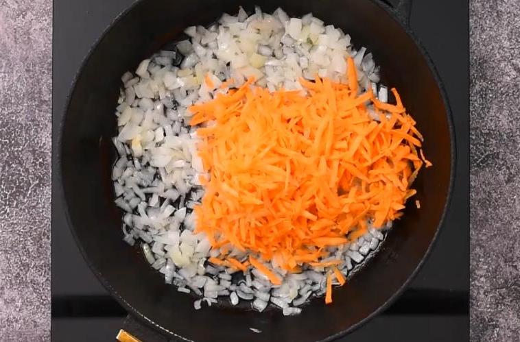 Нашинковать капусту и переложить в сковороду. Для приготовления капусты тушеной морковь нарезают. Тушим морковь на сковороде с маслом. Морковно луковые капли.