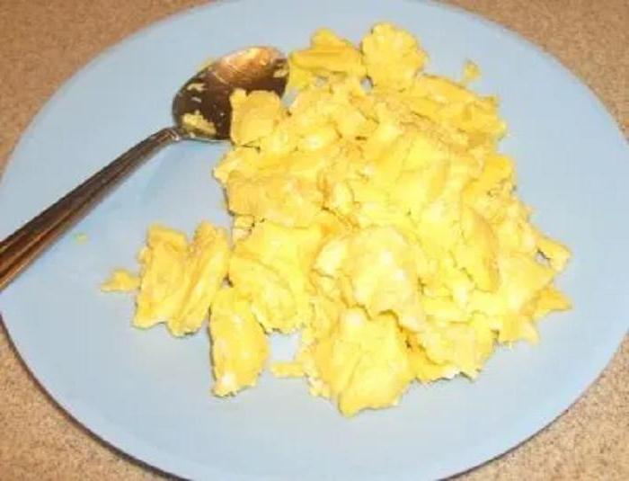 Как приготовить идеальную яичницу-болтунью, если нет антипригарной сковороды: 5 простых шагов