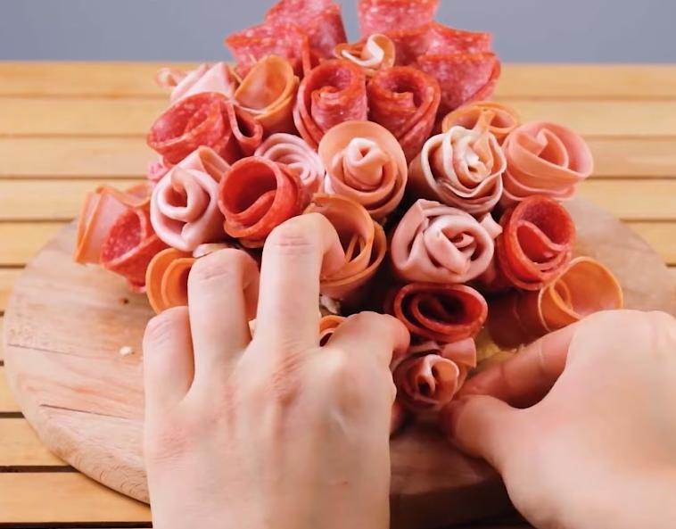 Как сделать из колбаски цветы