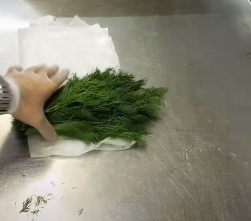 Будет свежей месяц: шеф-повар показал способ хранения зелени в холодильнике