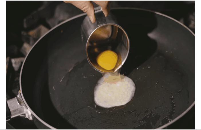 Если вылить яйцо в сковороду из кружки и добавить в масло соль, получится идеальная яичница