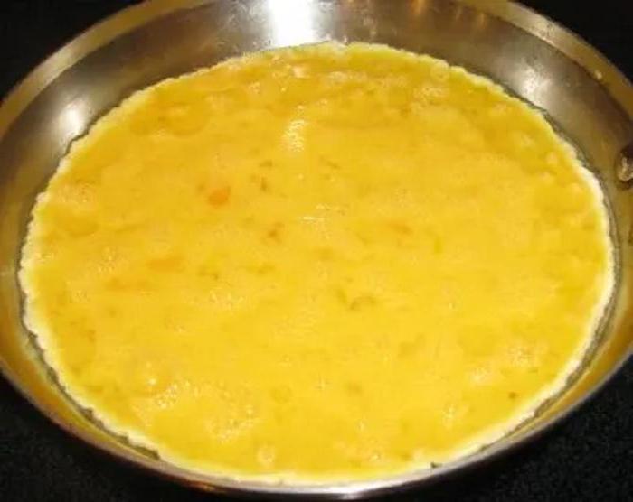 Как приготовить идеальную яичницу-болтунью, если нет антипригарной сковороды: 5 простых шагов