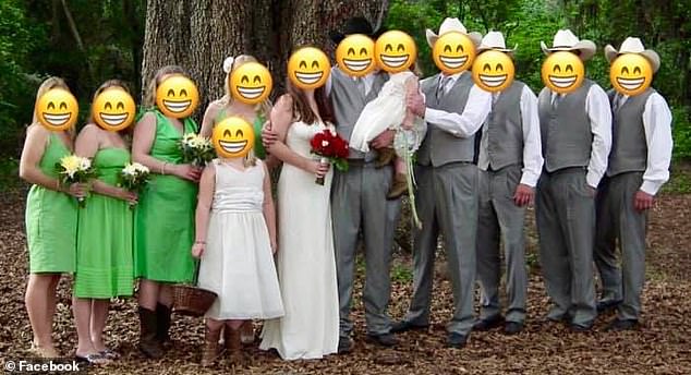 Невесту пристыдили за «чудовищные» платья ее подружек на свадьбе  