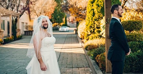 Жених повернулся, чтобы увидеть свою невесту в платье, но не смог сдержать смех. А всё из за друга шутника