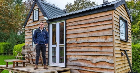 Парень в 17 лет смог построить маленький домик, где каждый хотел бы жить 