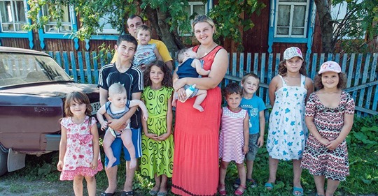 32 летняя россиянка родила 12 го ребенка. Шумная семейка!