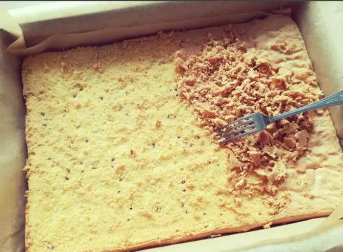 Бисквитный торт  Пьяная слива  с шоколадом и вареной сгущенкой: рецепт десерта