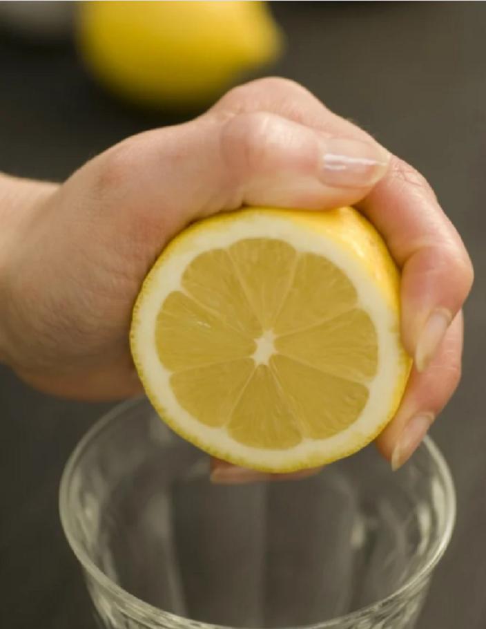 Девушка придумала способ, как легко выдавить лимон так, чтобы сок не разбрызгивался: видео