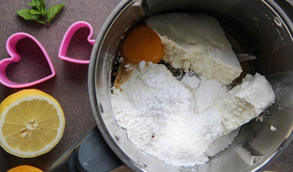 Творожный рулет с консервированными персиками в слоеном тесте: рецепт для тех, кто любит выпечку с творогом