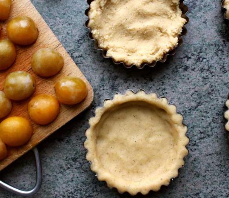 Песочные тарталетки со сливами и миндалем: вкусное угощение и оригинальное украшение стола