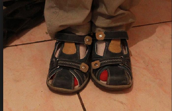 Лайфхак: многодетная мама показала, как помочь ребенку правильно надеть обувь