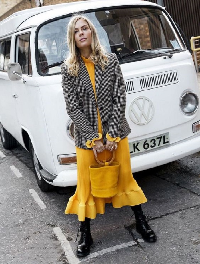 Как носить трендовые желтые вещи весной 2021-го: подборка стильных образов