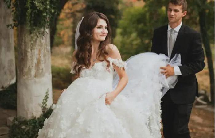 Невеста нашла свадебное платье, которое выглядело таким же, как она раньше нарисовала на бумаге