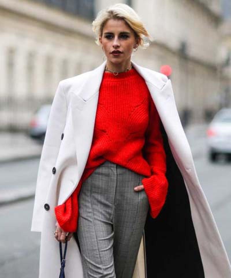 Красоткам на заметку: красный свитер с белым пальто и другие идеи модных образов на теплую зиму и весну