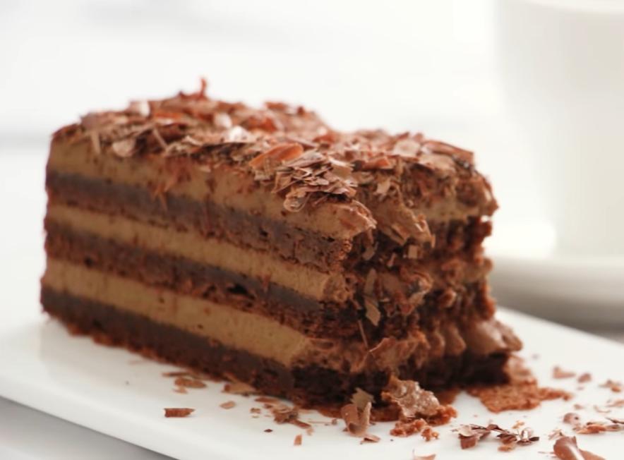 Рецепт насыщенного шоколадного кофейного торта со взбитыми сливками без муки