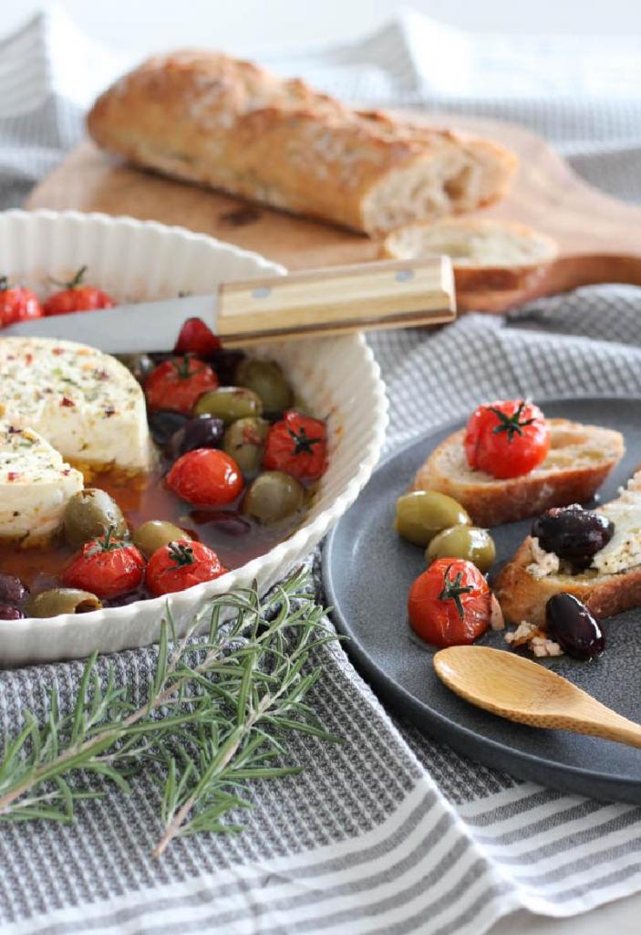 На праздничный стол поставлю закуску с изумительным ароматом: приготовлю ее из помидоров черри, оливок и сыра фета