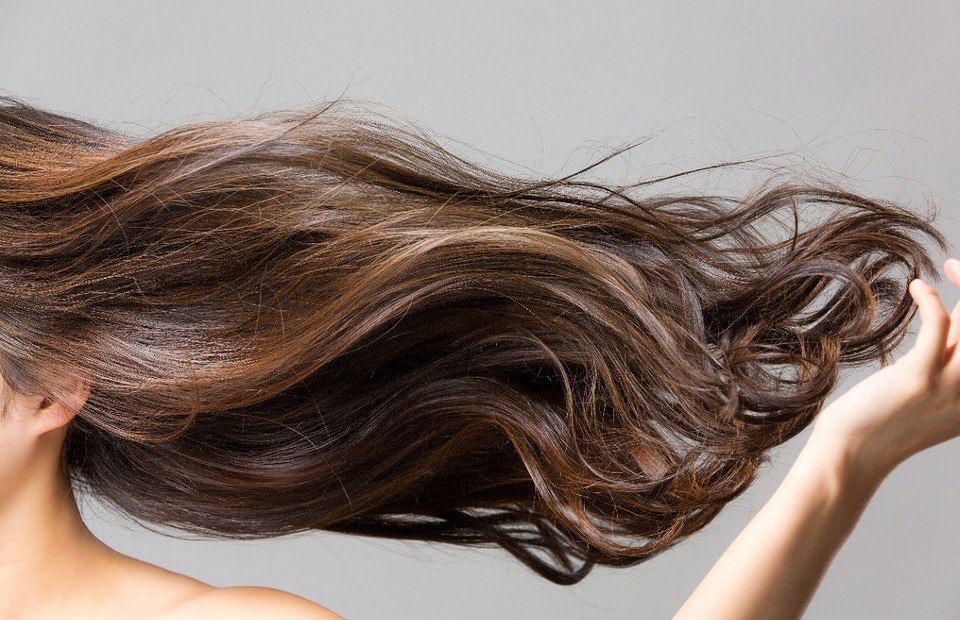 Замените лак маслом для непослушных волос. Как увлажнять сухие локоны
