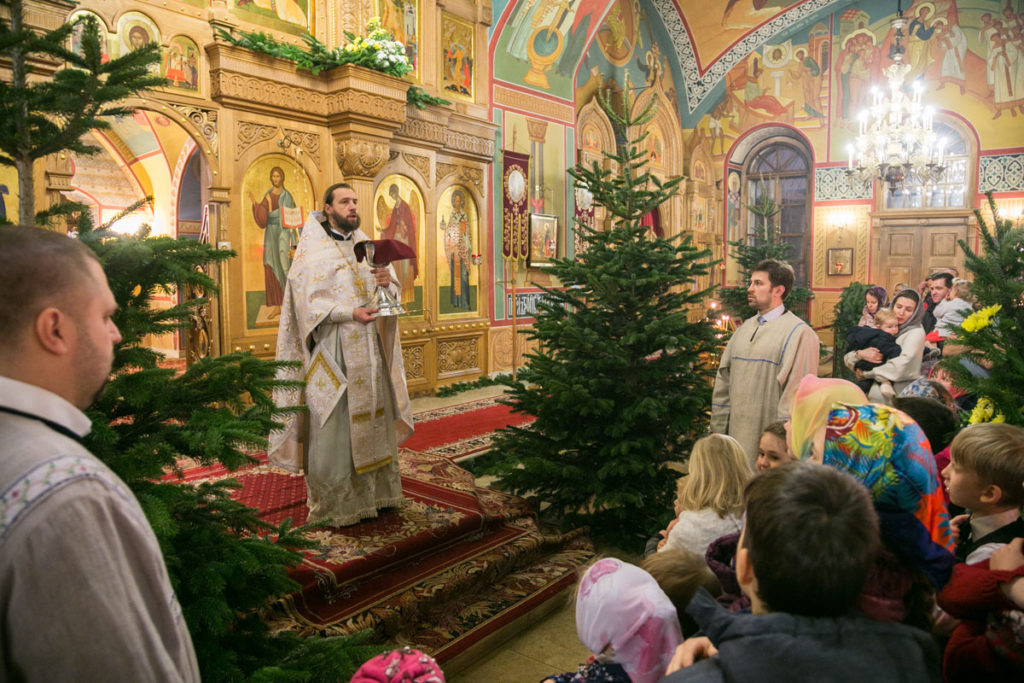 Накануне Рождества вспоминаем правила посещения церкви: одежда, крестное знамение и не только
