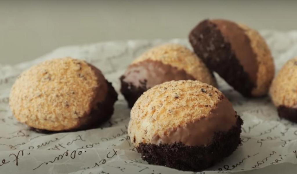 Воздушные эклеры с кремом  Орео : окунаем лакомство в шоколад и посыпаем раскрошенным печеньем   получается очень красиво и вкусно