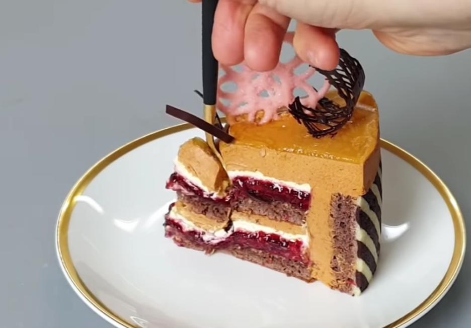 Фантастический кофейный тортик с шоколадно ягодной начинкой с заманчивым оформлением и вкусом: не пожалеете