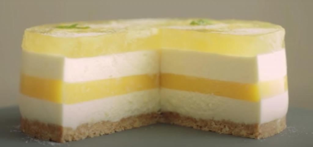 Чередую воздушные слои из крема и лимонное желе: получается изумительный тортик, который не требует выпекания