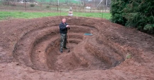 Мужчина выкопал широкую яму, застелил полотно и организовал пруд на даче о котором мечтал. Фото до и после
