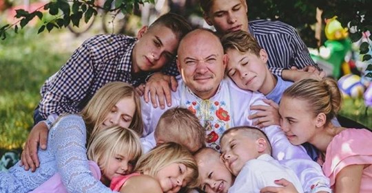 5 лет назад от 36 летнего Михаила ушла жена, оставив ему 7 детей. Как живёт сейчас многодетный отец одиночка  