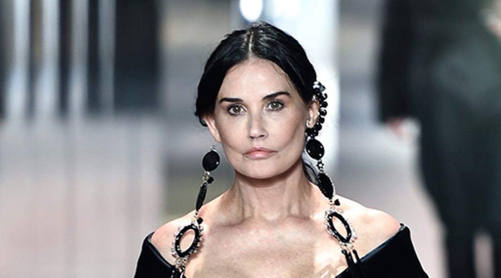 Появление Деми Мур вызвало бурную реакцию фанатов на Неделе моды в Париже: 58 летняя актриса была моделью