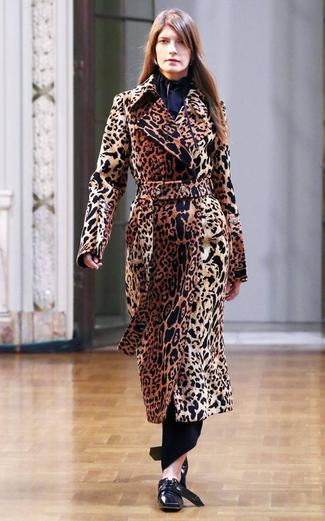 Леопард вошел в моду снова. С чем носить пальто с популярным принтом, чтобы не выглядеть дешево
