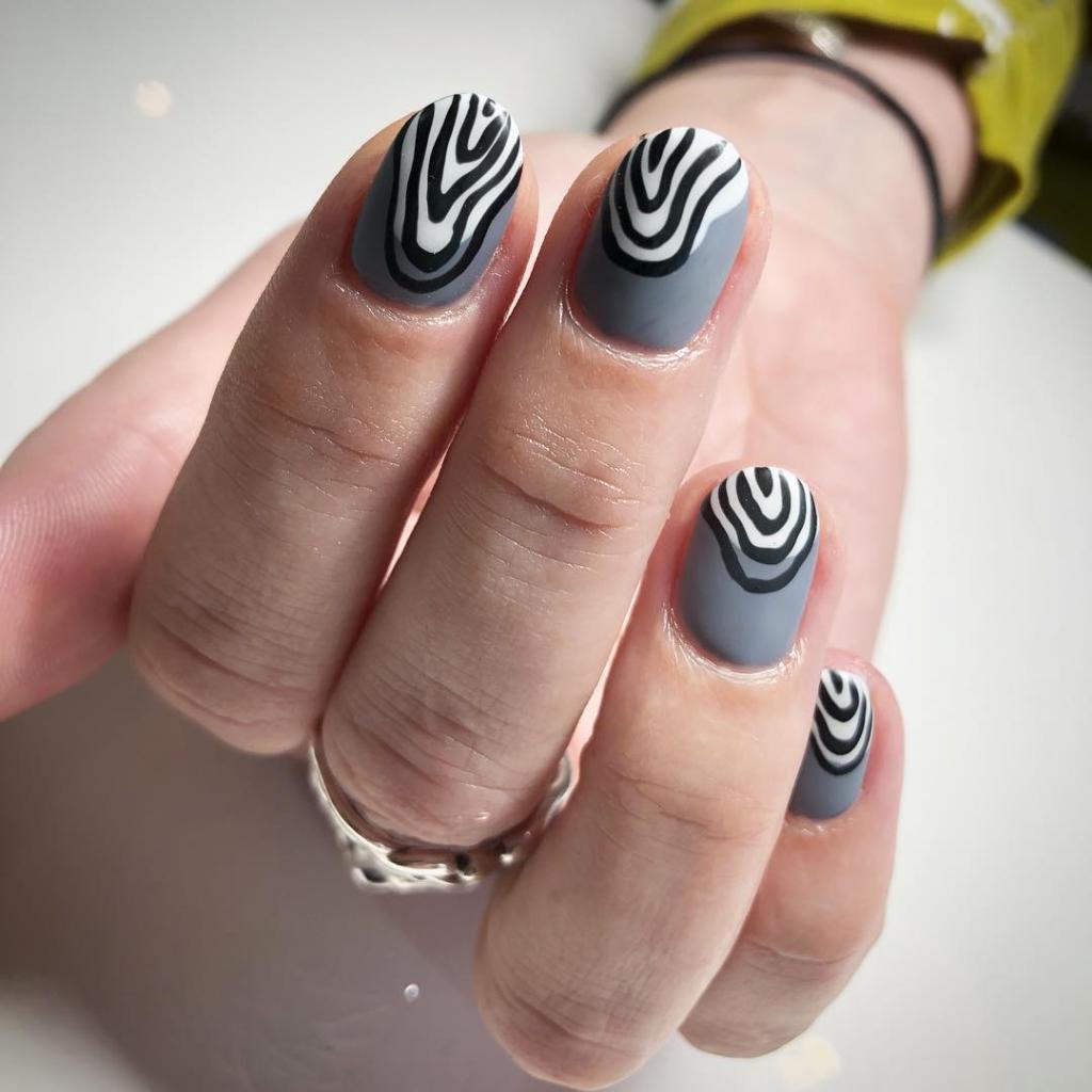 Принт  зебра  – модный тренд в мире нейл арта: 10 идей эффектного маникюра с черно белыми полосками