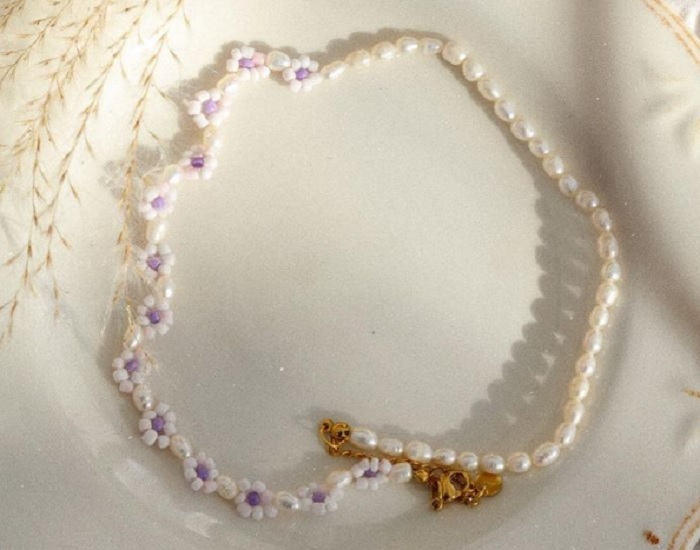 Браслеты, серьги и ожерелья: какие украшения с жемчугом носят в этом сезоне