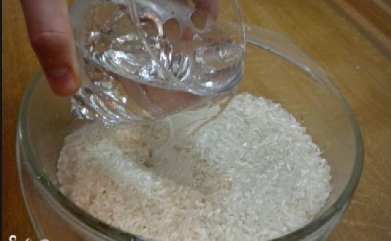 Крупы заливают водой. Заливаем рис водой. Рис промытый в стакане. Рис залитый водой для варки. Рис залили водой.