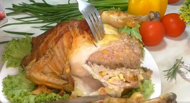 Фаршируем курицу необычным фаршем: и птица, и мясо в одном блюде