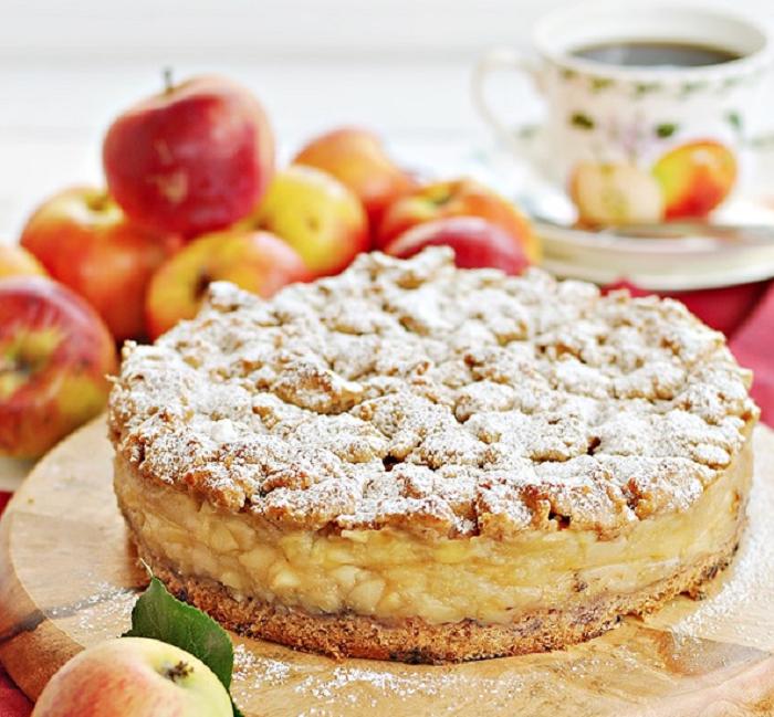 Песочный яблочный пирог с орехами: особый аромат начинке придает гвоздика