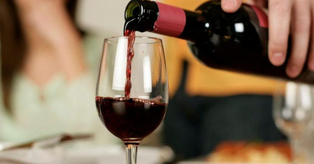От прыщей, против старения: неожиданные преимущества употребления красного вина