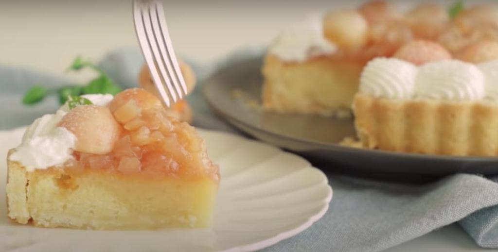  Влажное  тесто, сочная начинка и изумительный дизайн: готовим персиковый пирог на радость своим близким