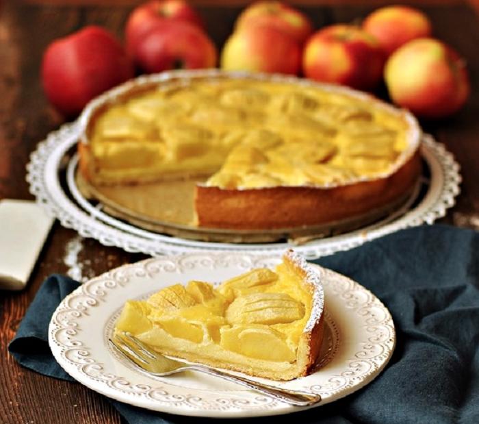 Пирог с яблоками в топпинге: вкусный десерт с кусочками фруктов в кремовой глазури