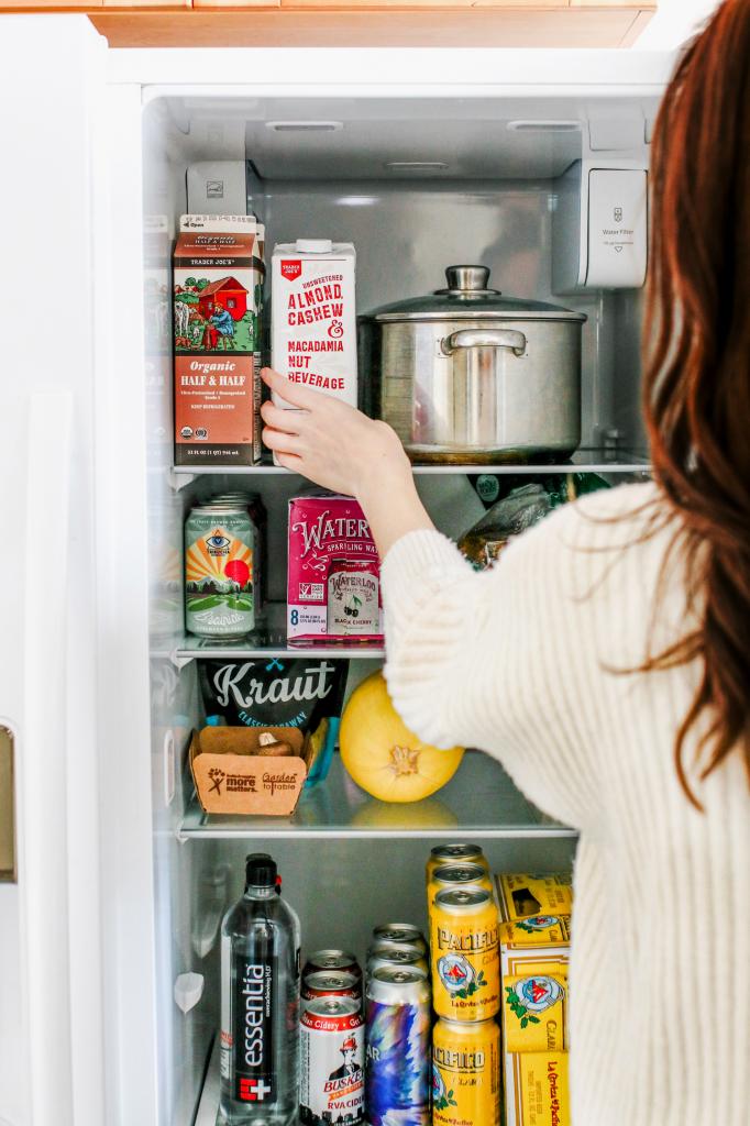 Запахи из холодильника удаляю домашним средством: очень простой рецепт