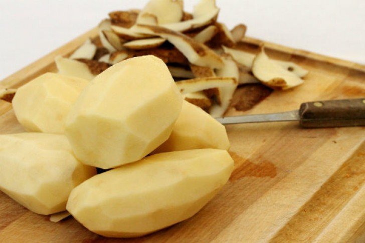 Многие всю жизнь жарят картошку сразу после очистки и кладут в блюда зубки чеснока: 5 больших ошибок, портящих вкус еды