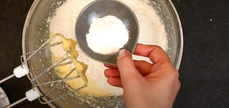 Тертый пирог делаю не с вареньем, а с творогом и клубникой: простой рецепт