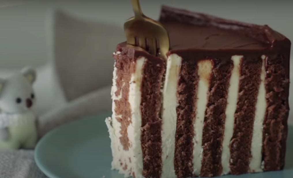 Бисквитный рулетик превратился в эффектный шоколадный торт: лакомство готовится быстро