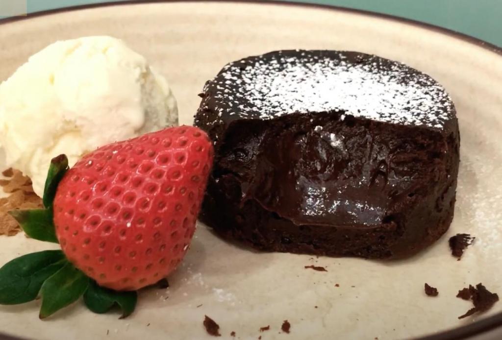Шоколадные пирожные с жидким центром: простой рецепт роскошного десерта на День святого Валентина