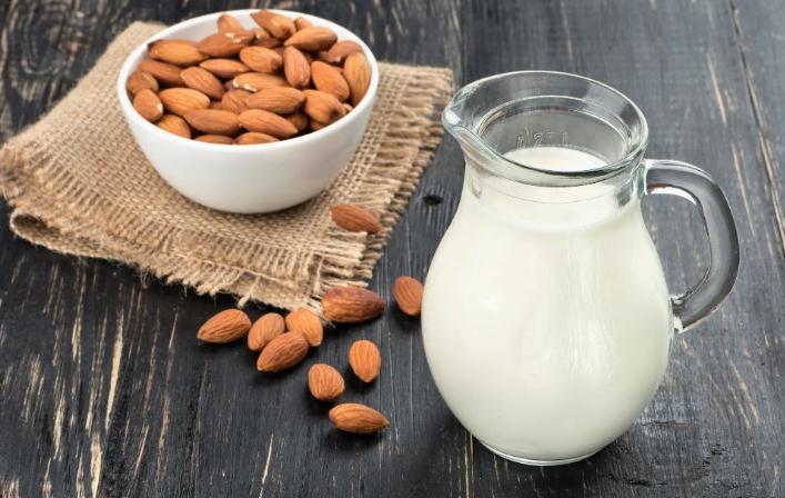 Цельное, обезжиренное, без лактозы: как подобрать лучший вид молока для себя