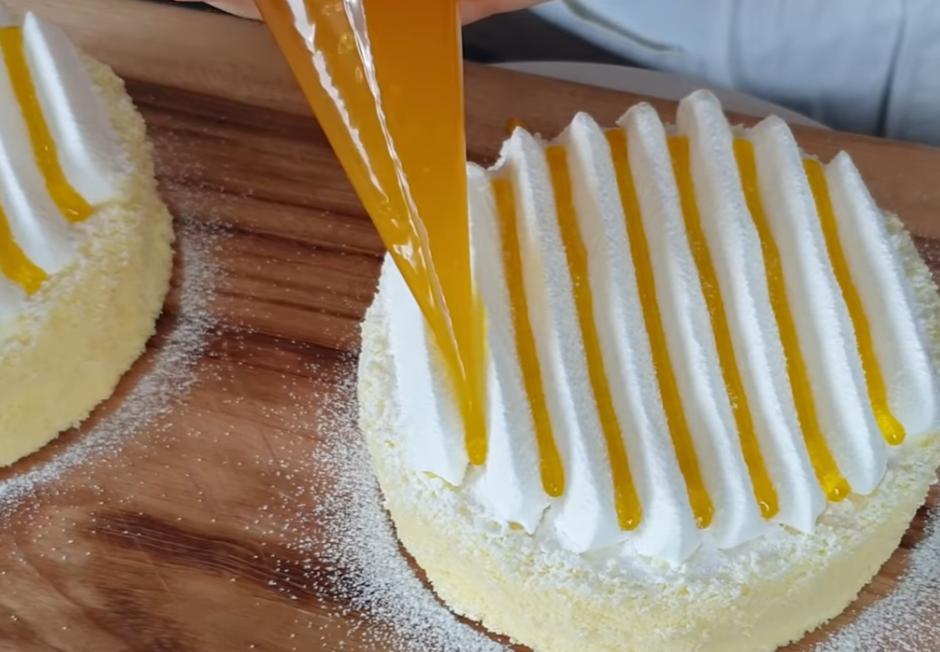 Крем из лимонов для тортов. Украшение торта лимонными дольками. Украшение лимонного торта. Лекор лимонного торта. Торт с лимонными дольками.
