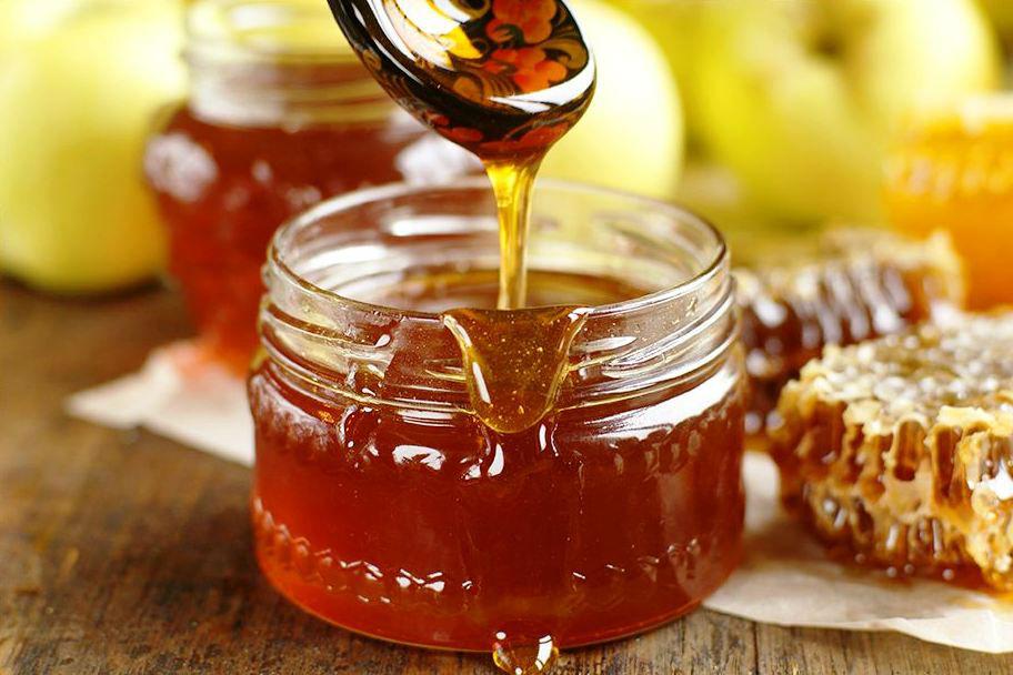 Избавиться от прыщей помогут доступные кухонные продукты: эффективными средствами являются мед и лимонный сок