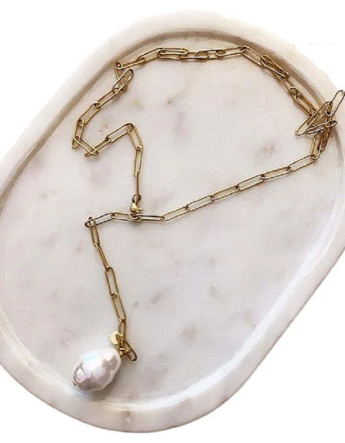 Браслеты, серьги и ожерелья: какие украшения с жемчугом носят в этом сезоне